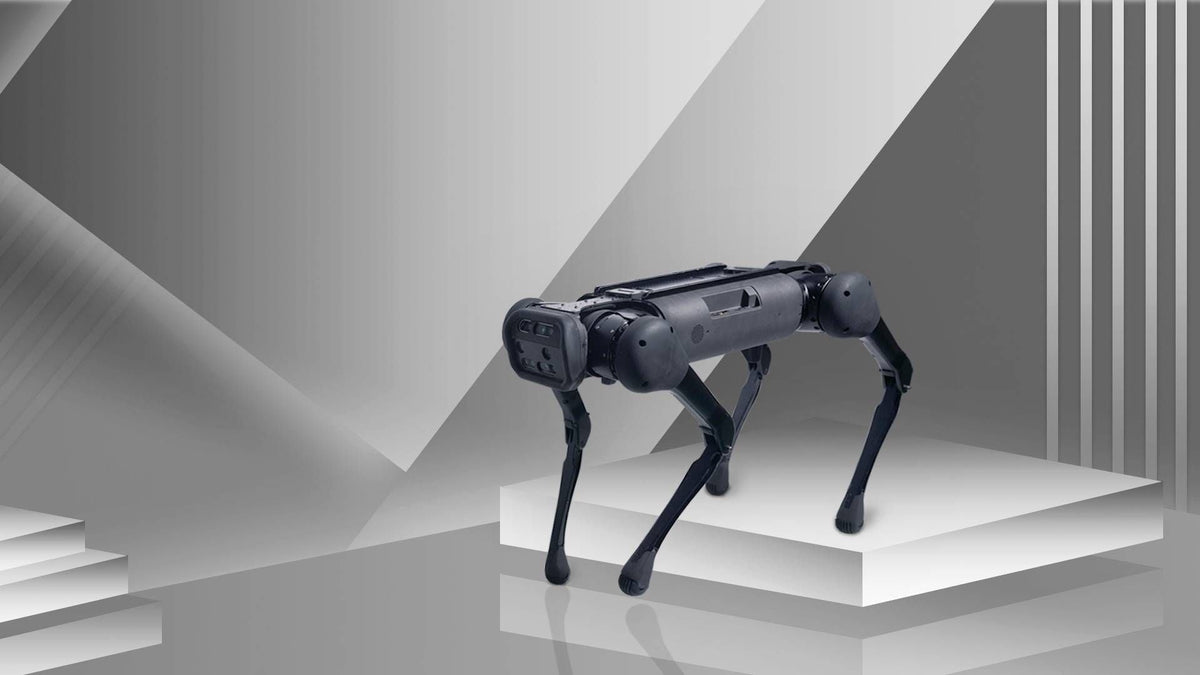 Crni četveronožni robot Unitree Aliengo u studijskom prikazu na postolju