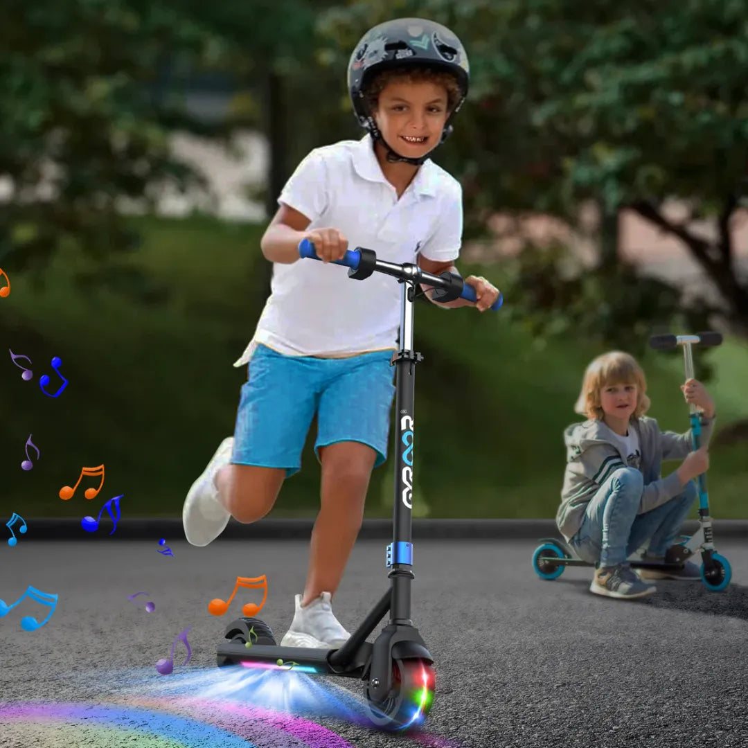 Dječji električni romobil Gyroor H30 Max crne boje s LED svjetlima na kotačima i djetetom u vožnji