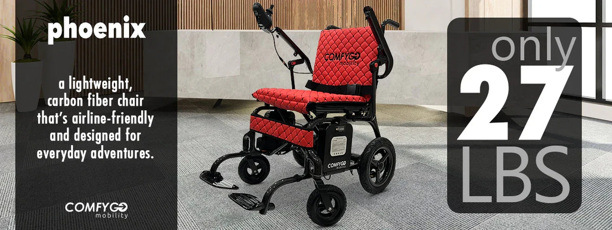 Električna invalidska kolica ComfyGo Phoenix od ugljičnih vlakana s crveno-crnim sjedalom u sobi