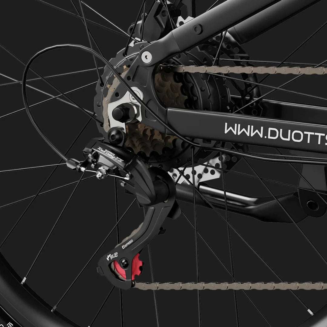 Krupan kadar stražnjeg Shimano mjenjača na crnom električnom biciklu Duotts E29