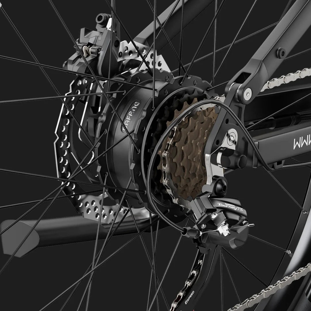Detaljan prikaz stražnjeg kotača električnog bicikla Duotts E29 s Bafang motorom i Shimano mjenjačem