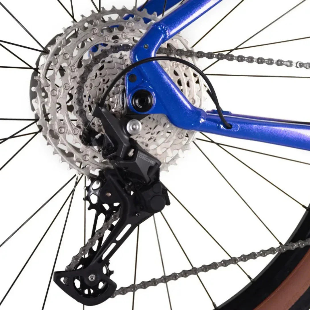 Detaljan prikaz stražnjeg mjenjača Shimano Deore na električnom biciklu Econo Gams MTB 29 EEC6 2026