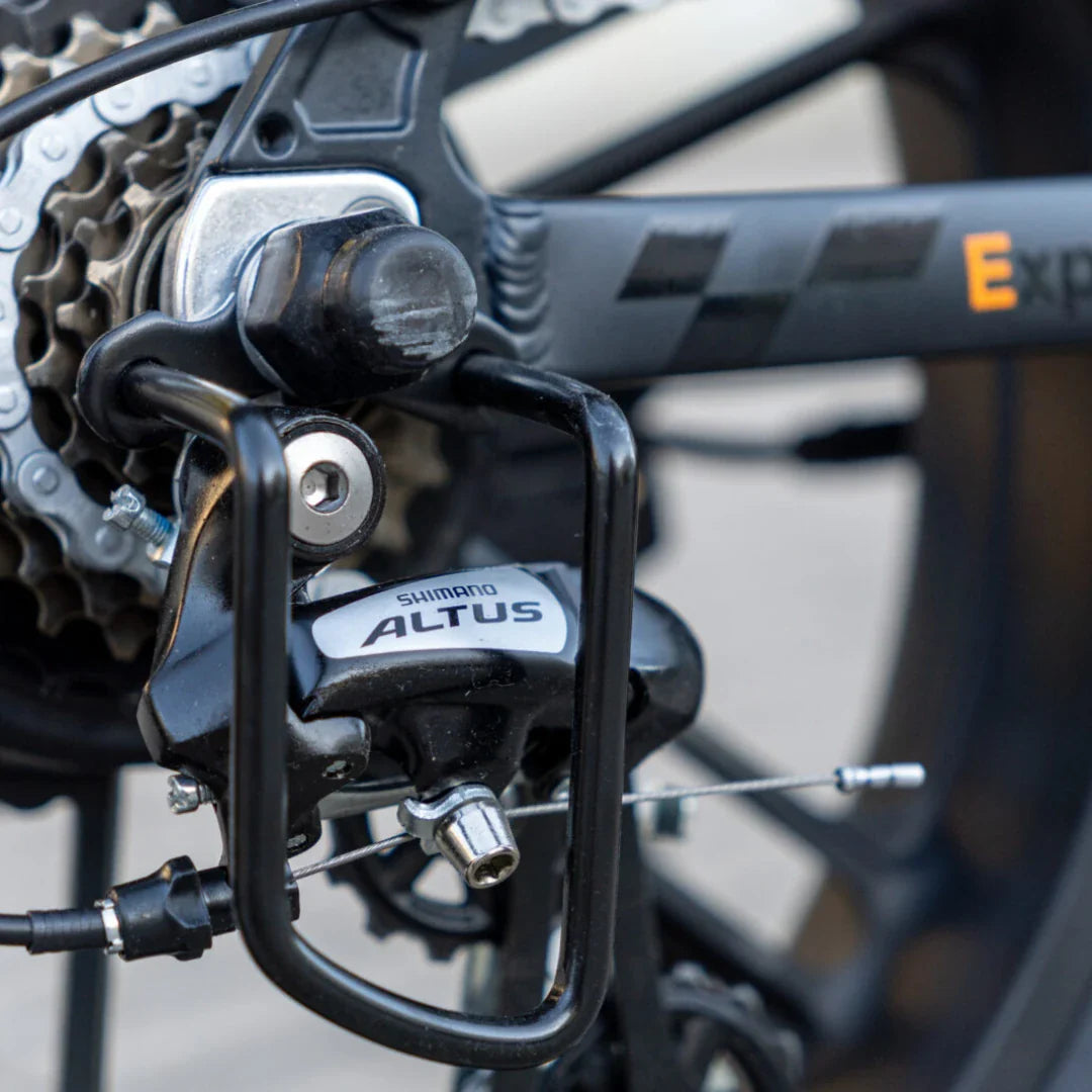 Shimano Altus mjenjač sa zaštitom na električnom biciklu Engwe Engine Pro 2.0 krupni plan