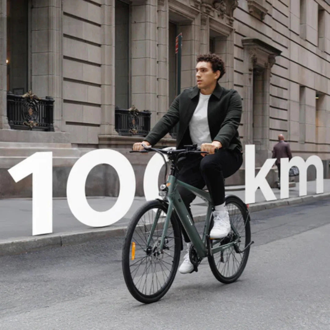 Muškarac vozi zeleni električni bicikl Engwe Mapfour N1 Air pored natpisa 100 km u gradu