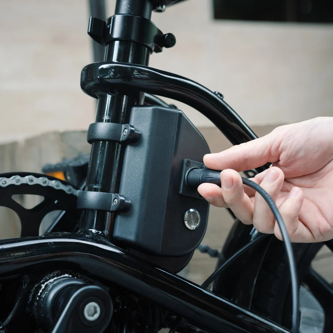 Punjenje baterije na crnom električnom biciklu Fiido D3 Pro mini prikaz detalja priključka kabela