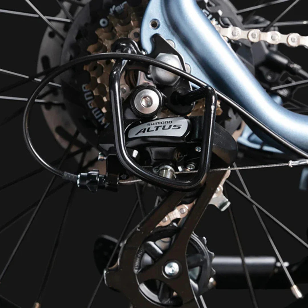 Detaljan prikaz stražnjeg mjenjača Shimano Altus na električnom biciklu Jobobike Ace Pro