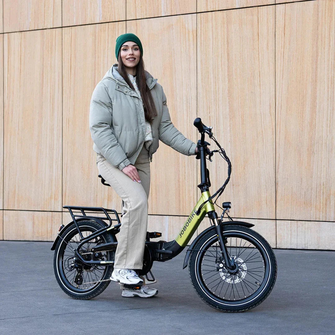 Žena pozira na električnom biciklu Jobobike Ace Pro, pogled sa strane, maslinasto zelena boja