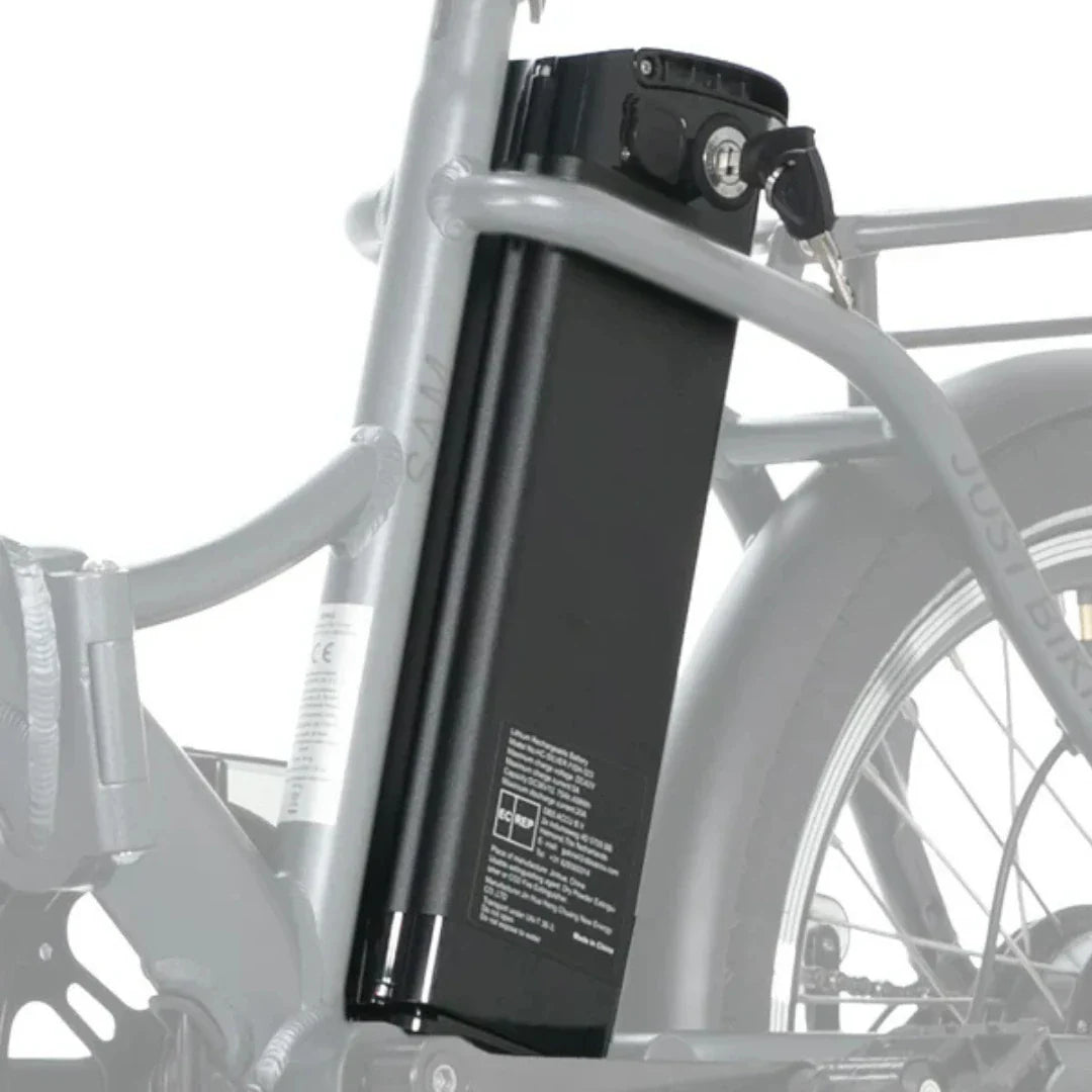 Crna baterija na električnom biciklu Jobobike Sam, detalj okvira s bravom i ključem