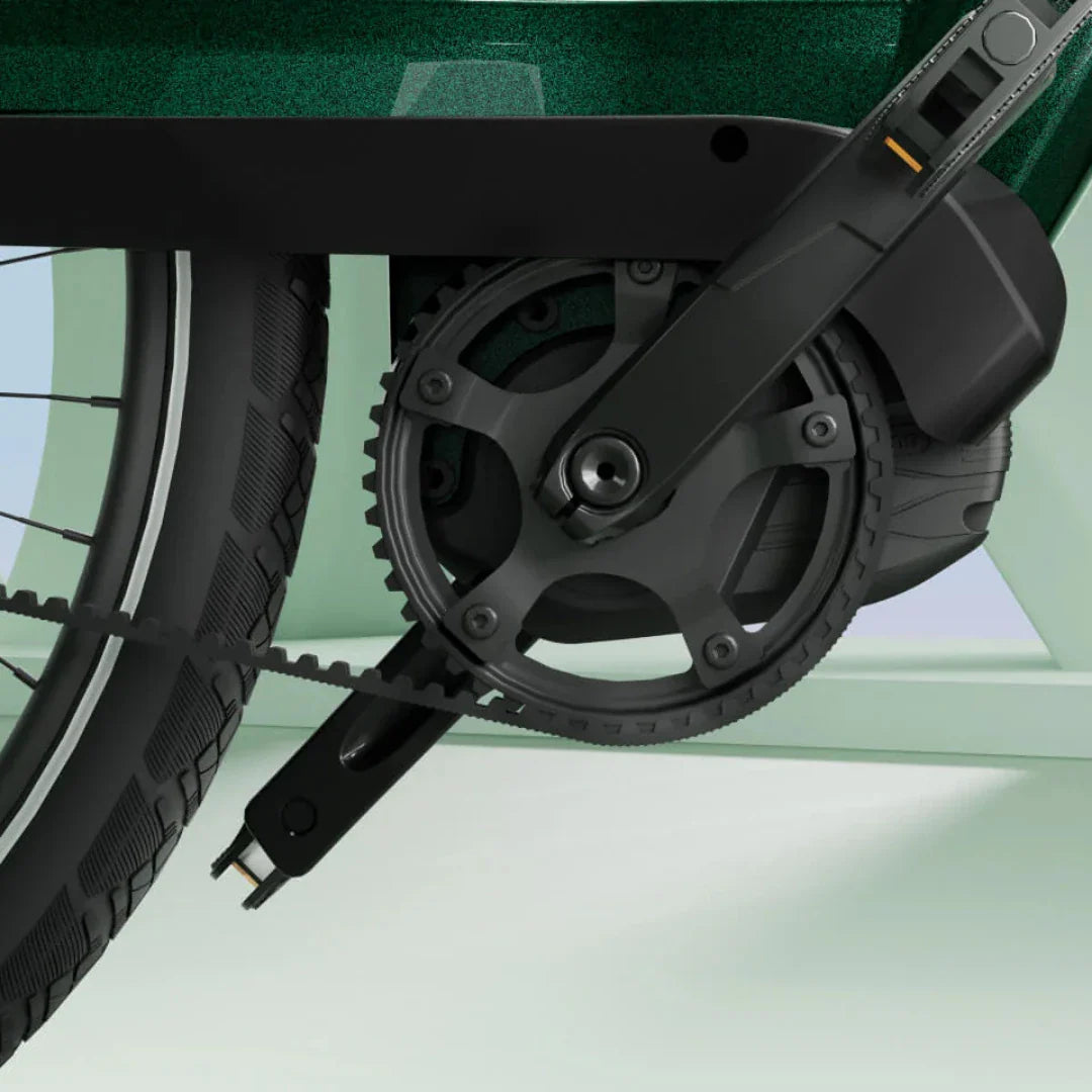Detaljan prikaz pogona s remenom i pedala električnog bicikla Tenways Ago T u zelenoj boji