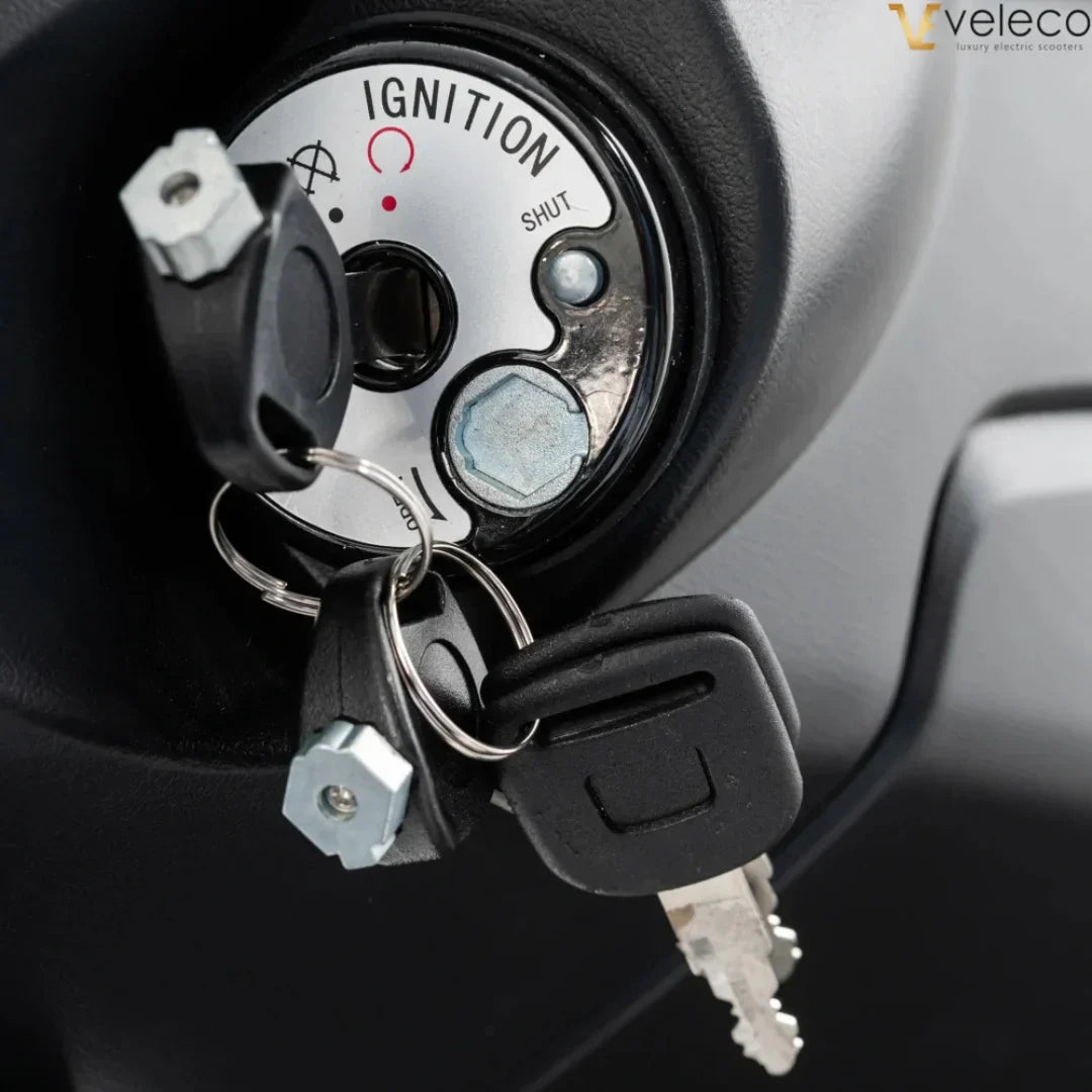 Detalj bravice za paljenje s ključevima na električnom vozilu Veleco Cristal