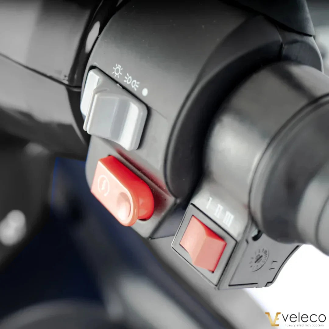 Prekidači za svjetla i brzine na upravljaču električnog skutera Veleco Faster krupni kadar