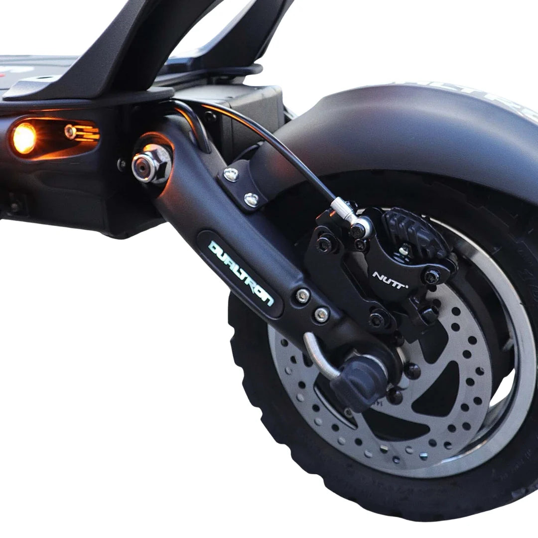 Detaljan prikaz crne disk kočnice Nutt na stražnjem kotaču električnog romobila Dualtron Victor