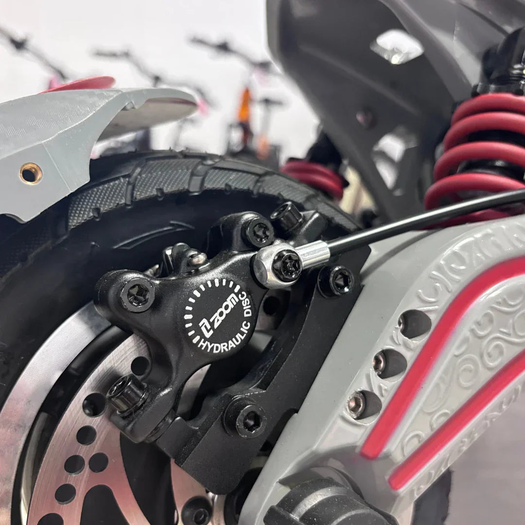 Krupni plan crne hidraulične kočnice Zoom na električnom romobilu Eco Speed 10x v2