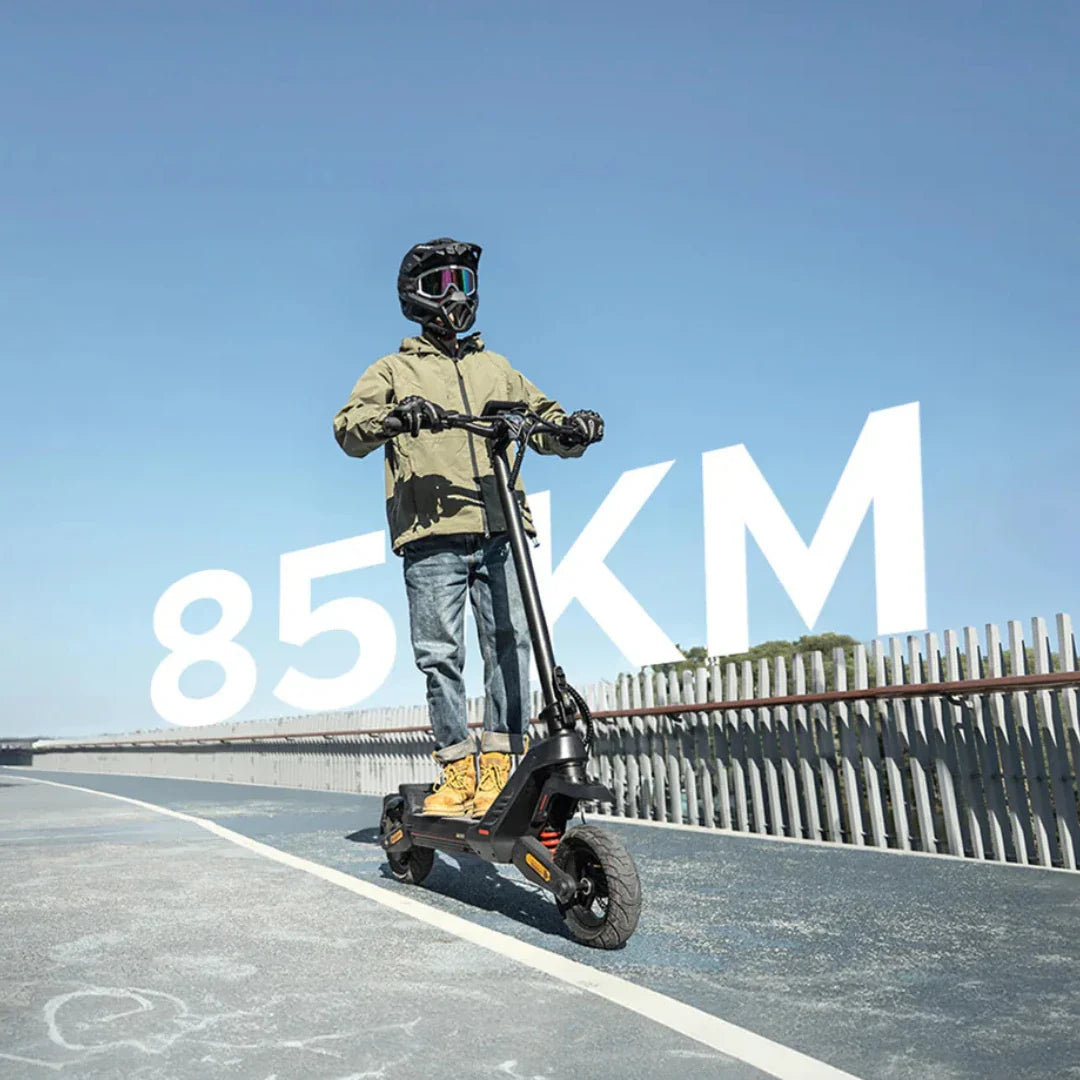 Električni romobil Engwe Y700 crne boje na otvorenom uz vozača s kacigom i natpis 85 KM