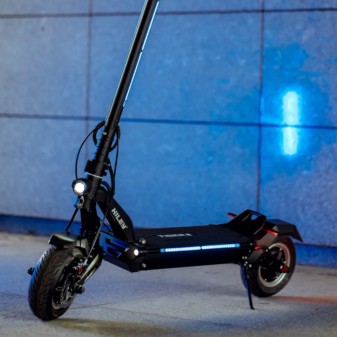 Električni romobil Hiley Tiger 10 GTR crne boje s uključenim LED svjetlima bočni pogled