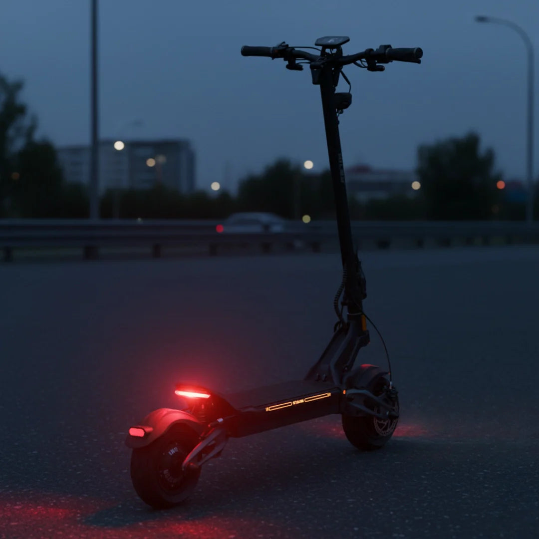 Crni električni romobil Hiley Tiger 10 V5 straga s upaljenim crvenim svjetlima noću na cesti