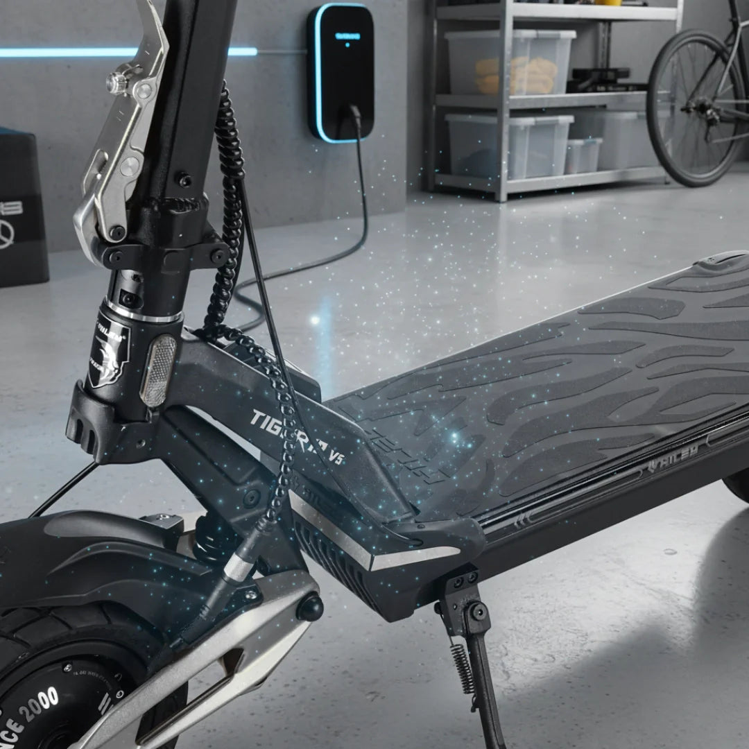 Detaljni prikaz crnog električnog romobila Hiley Tiger 10 V5 u garaži s punjačem u pozadini