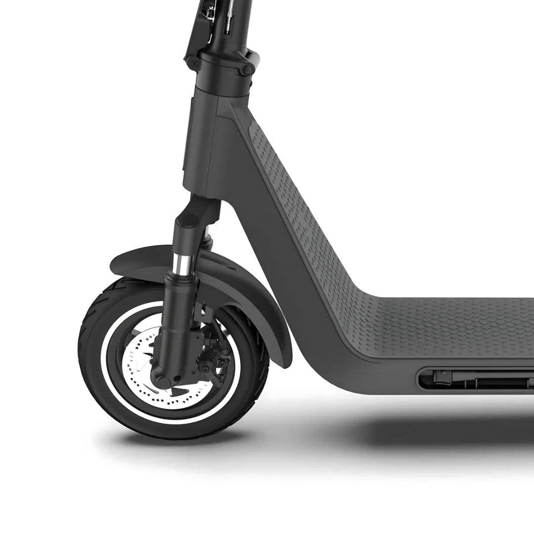 Krupni plan prednjeg kotača i ovjesa crnog električnog romobila Joyor LiteGo
