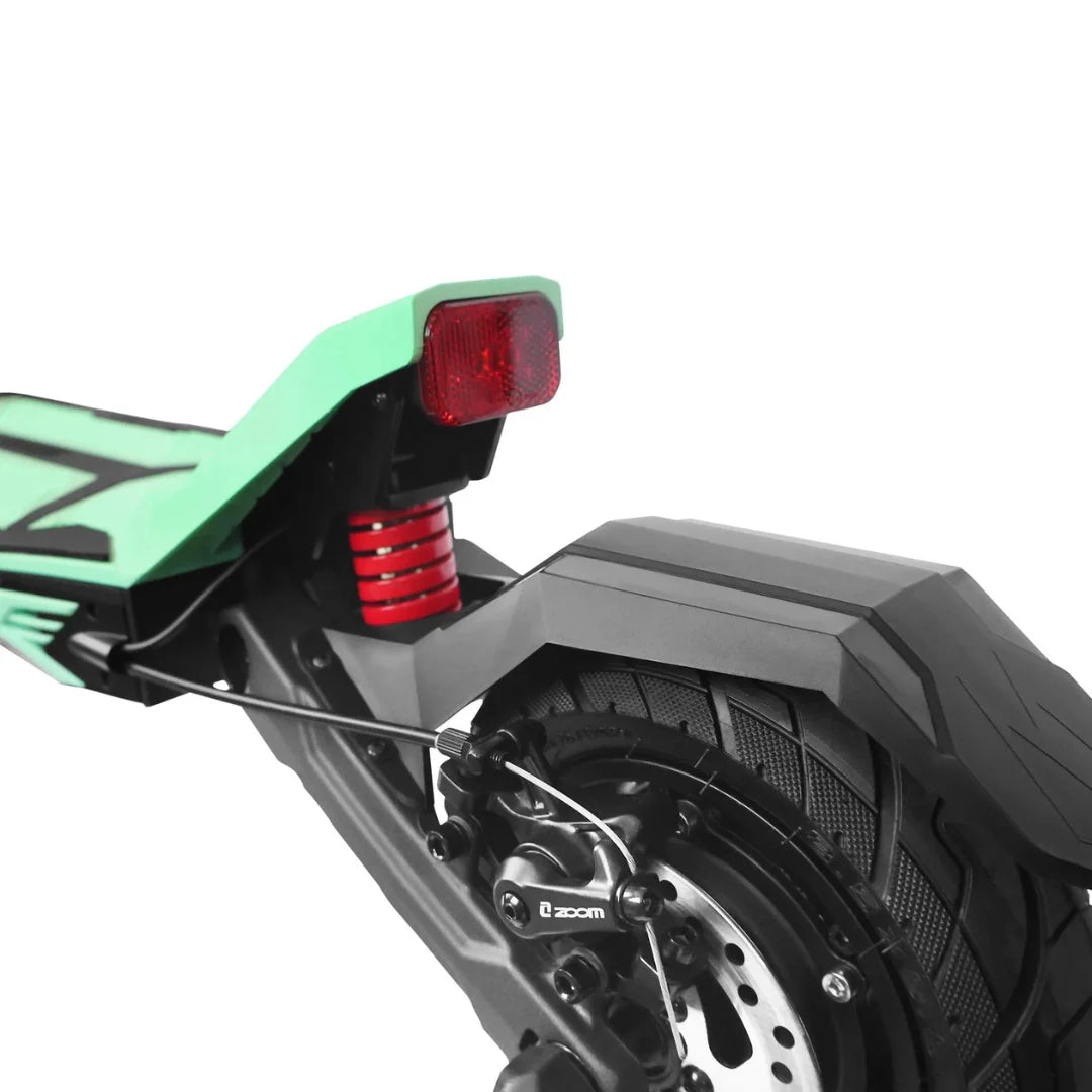 Detaljan prikaz stražnjeg kotača i crvenog ovjesa električnog romobila Kaabo Mantis Urban