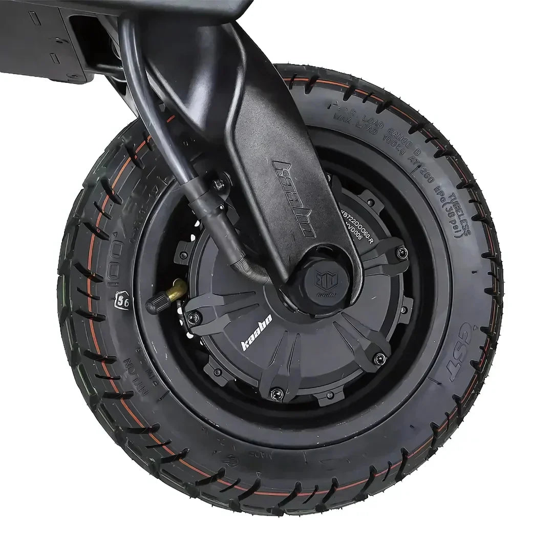 Crni prednji kotač i motor električnog romobila Kaabo Wolf King GTR krupni kadar