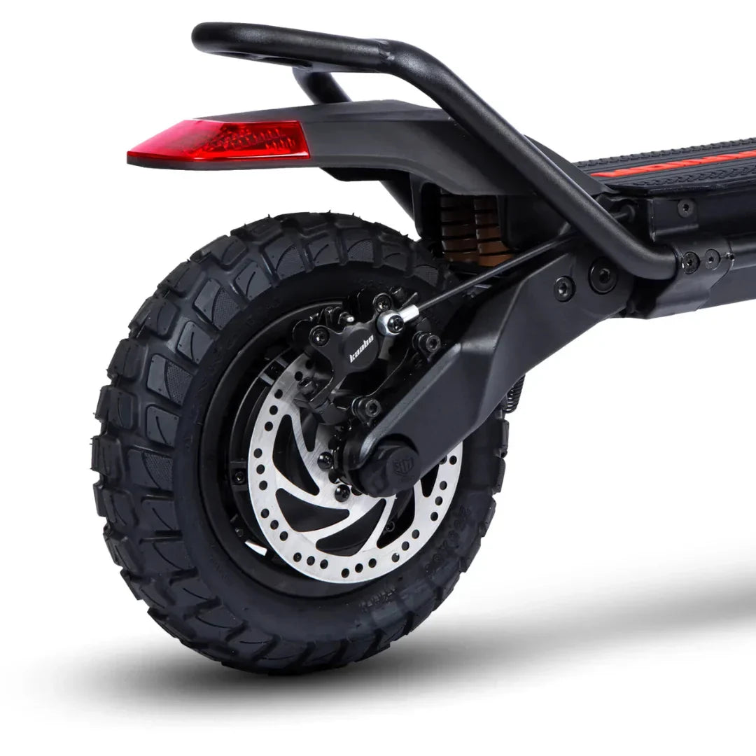 Detalj stražnjeg kotača i disk kočnice električnog romobila Kaabo Wolf Warrior X Plus