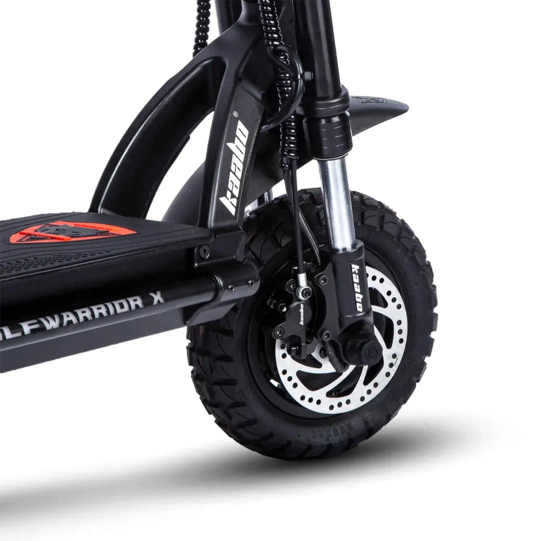 Detalj prednjeg kotača i ovjesa električnog romobila Kaabo Wolf Warrior X Plus crne boje