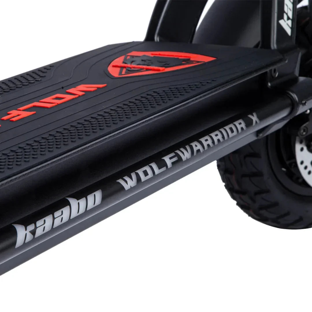 Krupni kadar gazišta električnog romobila Kaabo Wolf Warrior X Plus s logotipom u crnoj boji
