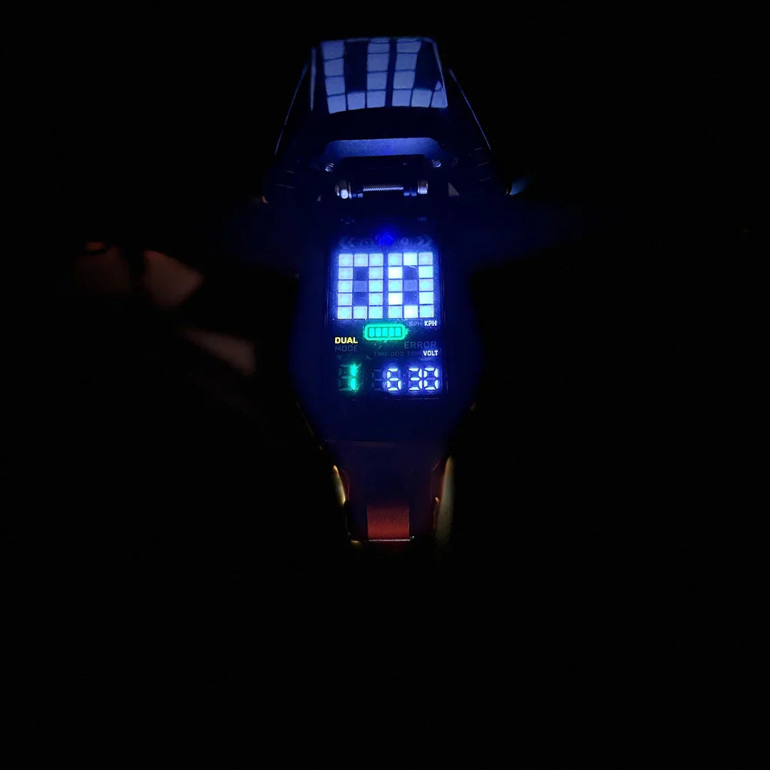 Osvijetljen LCD zaslon električnog romobila MS Energy Flare X Pro u mraku prikazuje brzinu i
