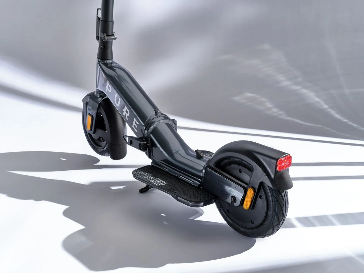 Sivi električni romobil Pure Flex, pogled na stražnji dio sklopljenog romobila sa stopalom i kotačem