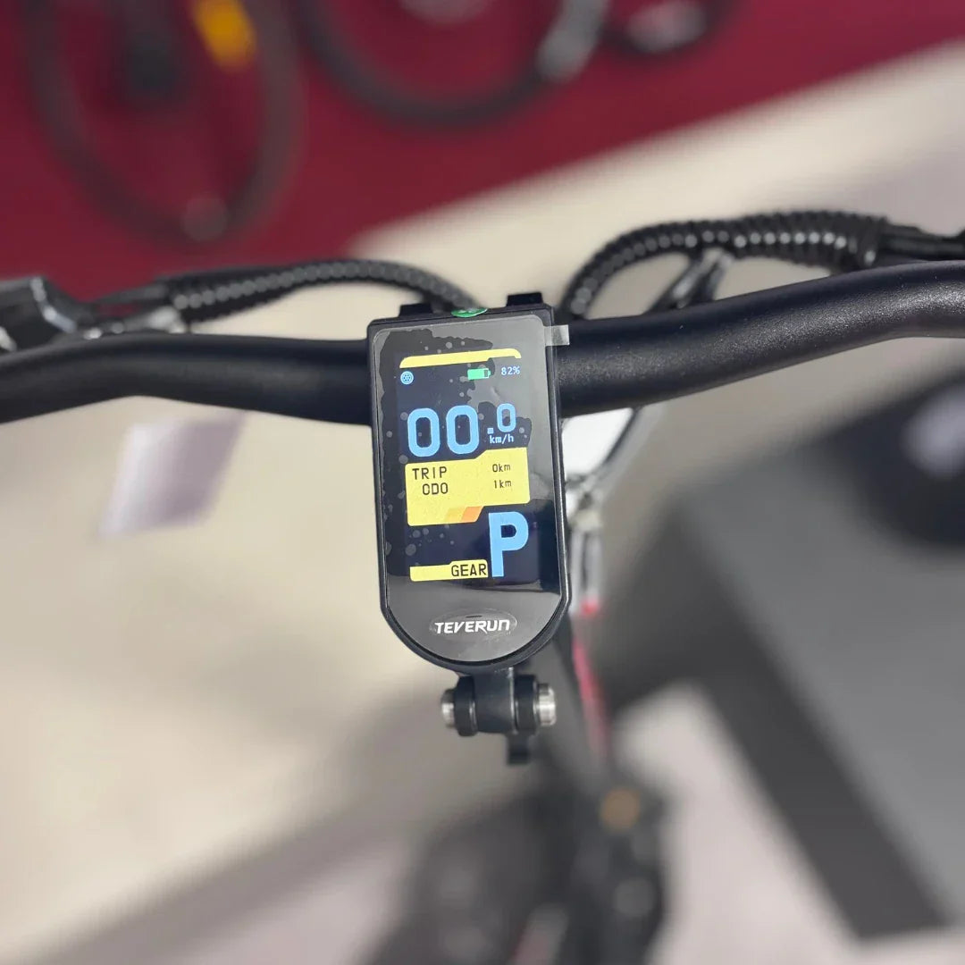 Digitalni LCD zaslon električnog romobila Teverun Fighter Mini Pro 2025 postavljen na upravljač