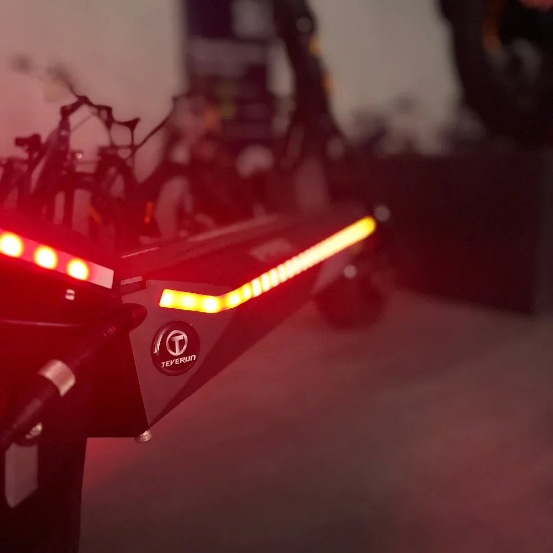 Detalj bočnog LED osvjetljenja na električnom romobilu Teverun Fighter Mini Pro 2025 crne boje