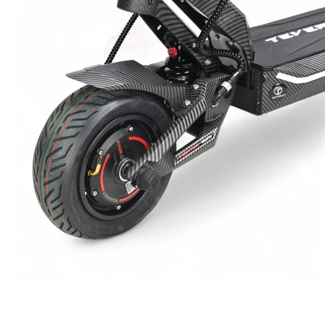 Stražnji kotač i amortizer električnog romobila Teverun Fighter Mini Pro u karbonskom dizajnu