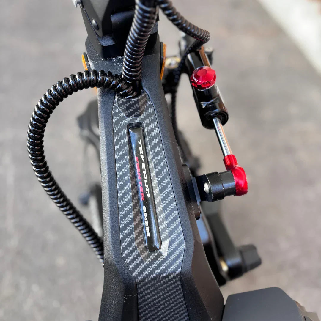 Krupni kadar upravljača električnog romobila Teverun Fighter Supreme s crvenim amortizerom