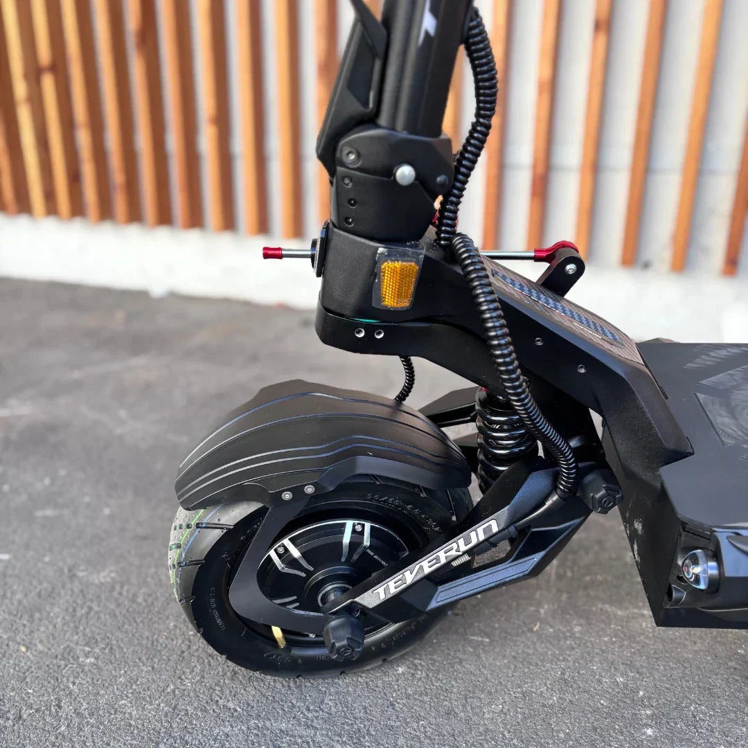 Bočni detalj prednjeg ovjesa i crnog motora električnog romobila Teverun Fighter Supreme 7260 Ultra