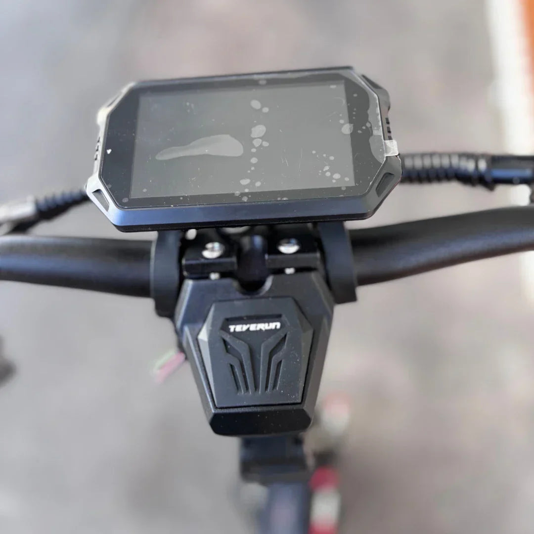 LCD zaslon i upravljač električnog romobila Teverun Fighter Supreme 7260 Ultra izbliza