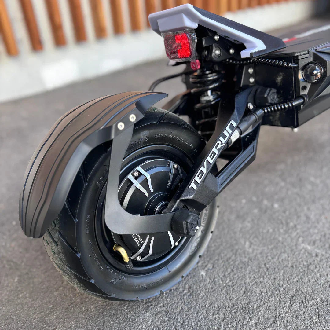 Stražnji kotač i motor električnog romobila Teverun Fighter Supreme 7260 Ultra, crni detalj