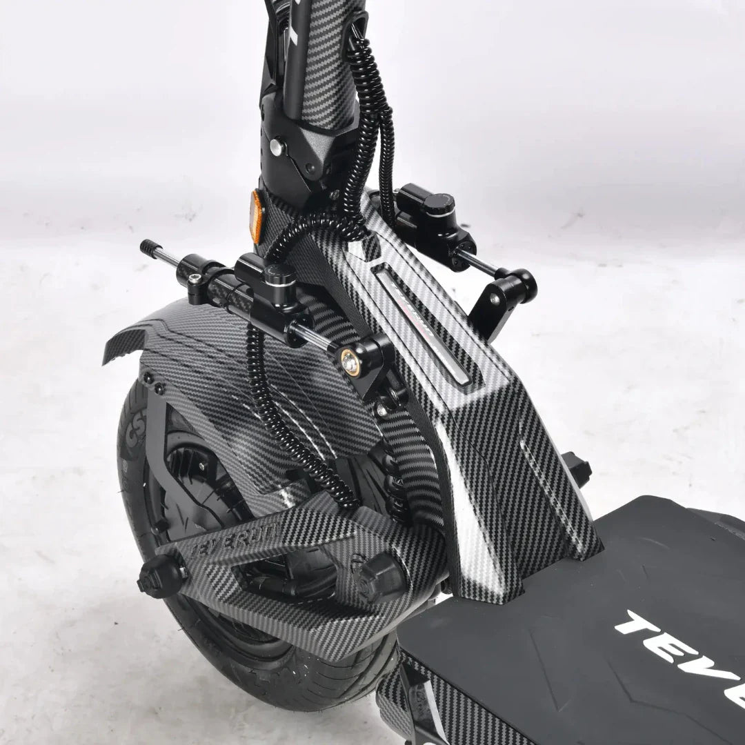 Detalj prednjeg ovjesa i karbonskog dizajna električnog romobila Teverun Fighter Supreme 7260R
