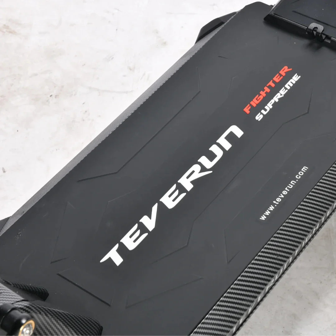 Gazište električnog romobila Teverun Fighter Supreme s logotipom u crnoj boji