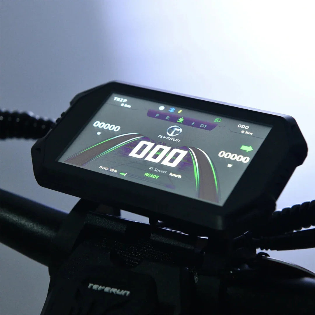 Digitalni TFT zaslon električnog romobila Teverun Fighter Supreme 7260R s upaljenim sučeljem