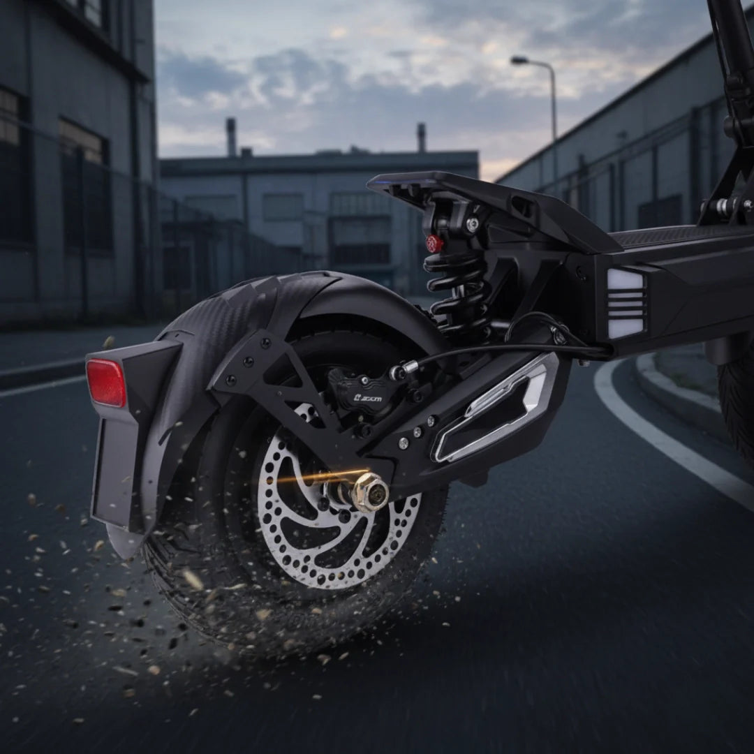 Stražnji kotač i amortizer crnog električnog romobila Vsett 10 Apex u vožnji po cesti
