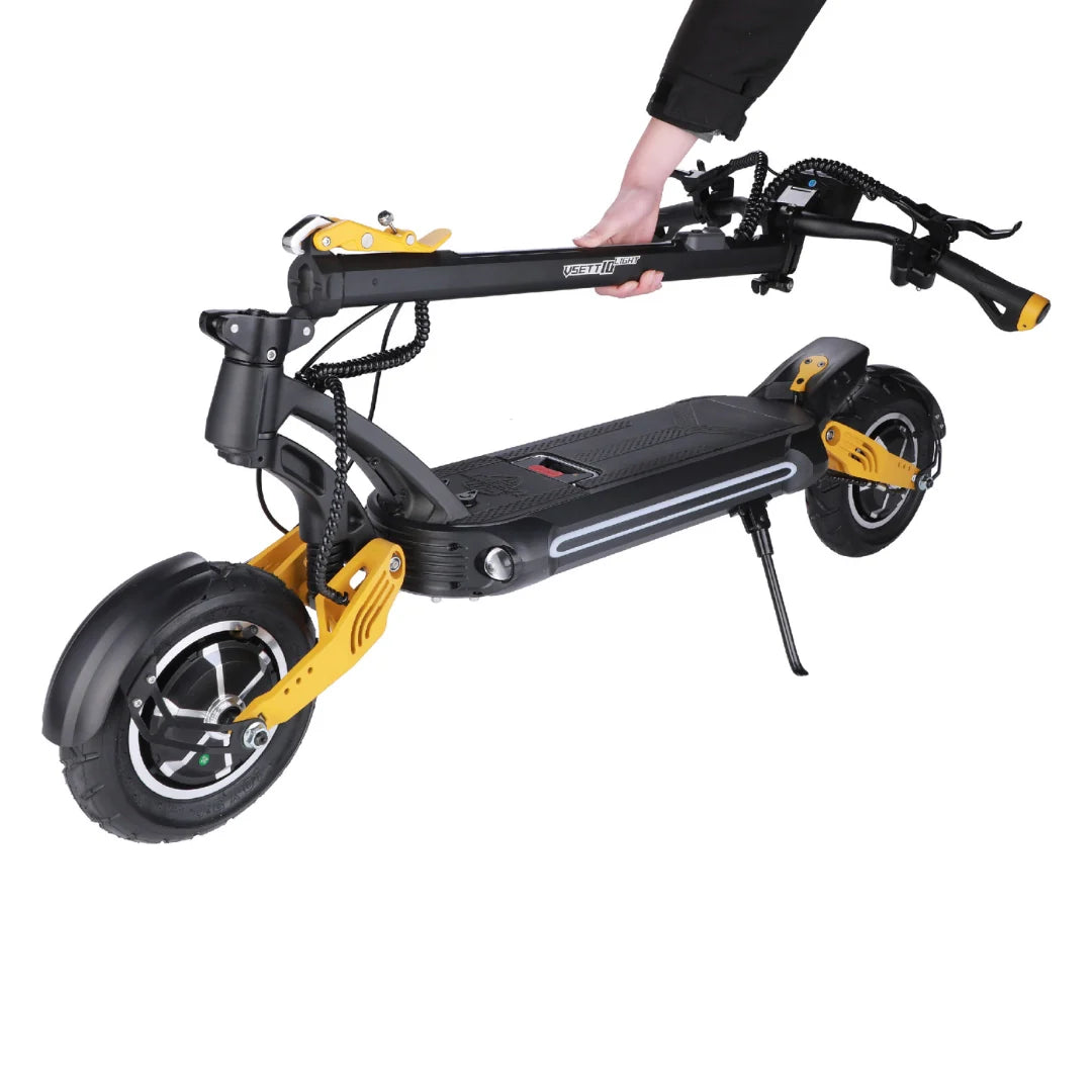 Sklopljeni električni romobil VSETT 10 Light crno-žute boje u ruci na bijeloj podlozi