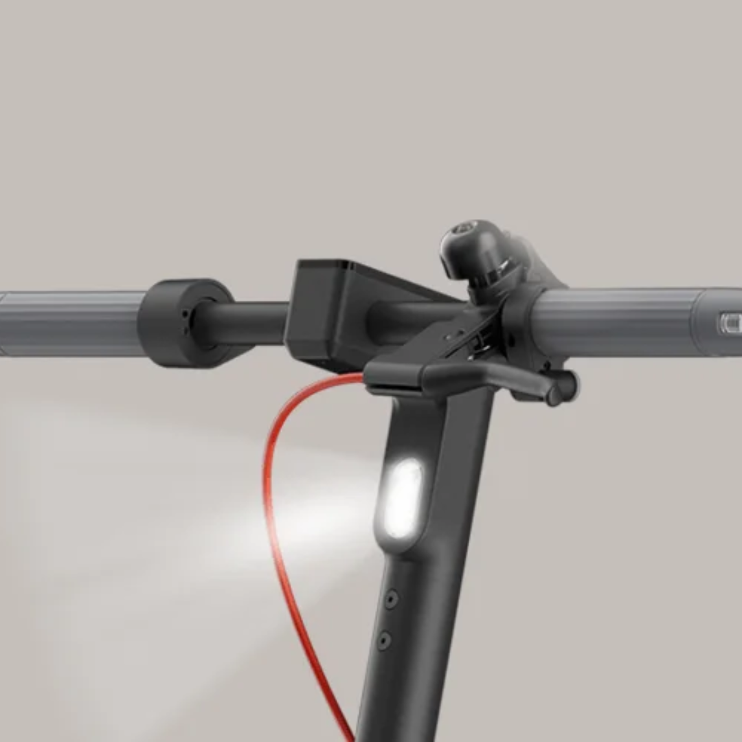 Detalj upravljača električnog romobila Xiaomi 5 s uključenim prednjim svjetlom i crvenim kabelom
