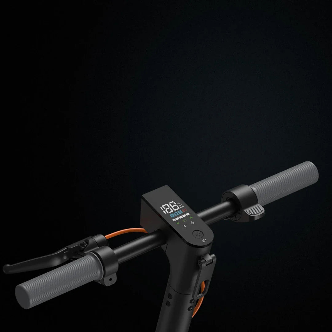 Detaljan prikaz upravljača i digitalnog zaslona električnog romobila Xiaomi 6 Lite