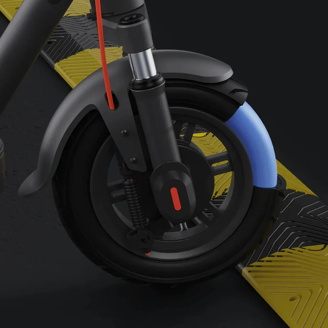 Detalj prednjeg ovjesa i kotača crnog električnog romobila Xiaomi Elite na žutoj podlozi