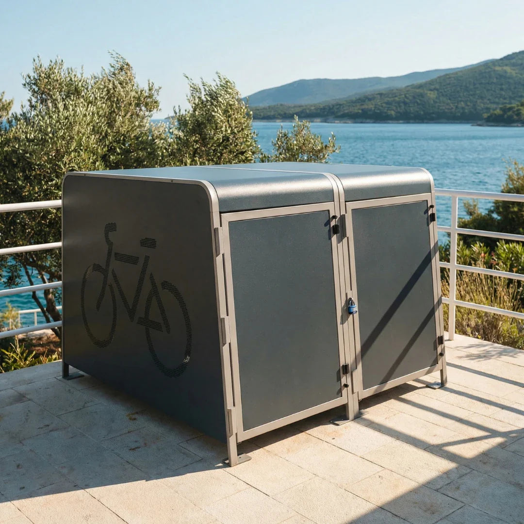 Sivi Kaluu City Box ormar za sigurno spremanje bicikala na terasi s pogledom na more