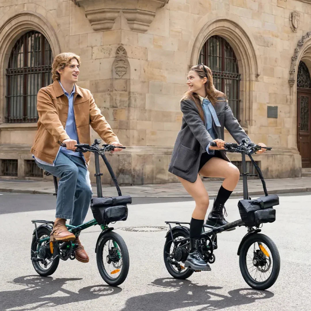 Sklopivi električni bicikl Engwe Zip, dvoje ljudi se vozi gradom na crnom i zelenom modelu