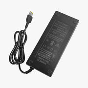 Crni AC/DC punjač XVE128-8400150 s Lenovo priključkom, prikaz iznad sa specifikacijama uređaja