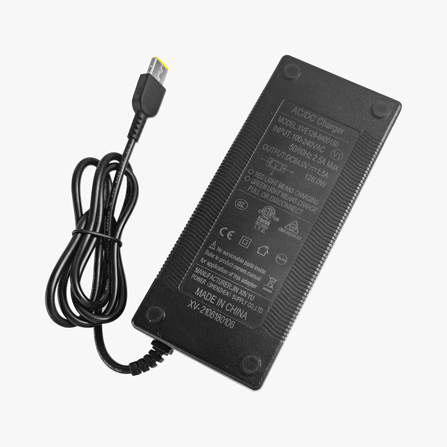 Crni AC/DC punjač XVE128-8400150 s Lenovo priključkom, prikaz iznad sa specifikacijama uređaja