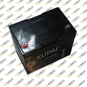 Crna Xupai 12V 36Ah AGM baterija za električni skuter, pogled iz kuta na priključke