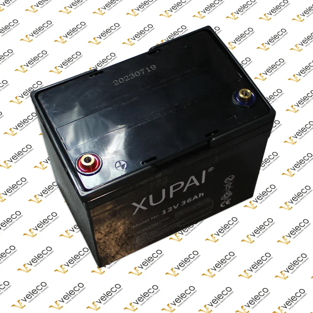 Crna Xupai 12V 36Ah AGM baterija za električni skuter, pogled iz kuta na priključke